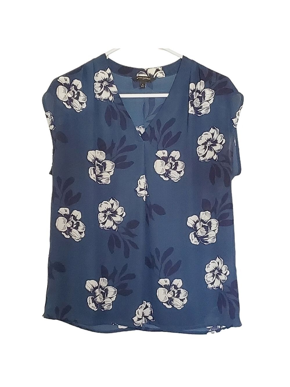 2442 * Banana Republic Floral Print V Neck Blouse Blue White Size S